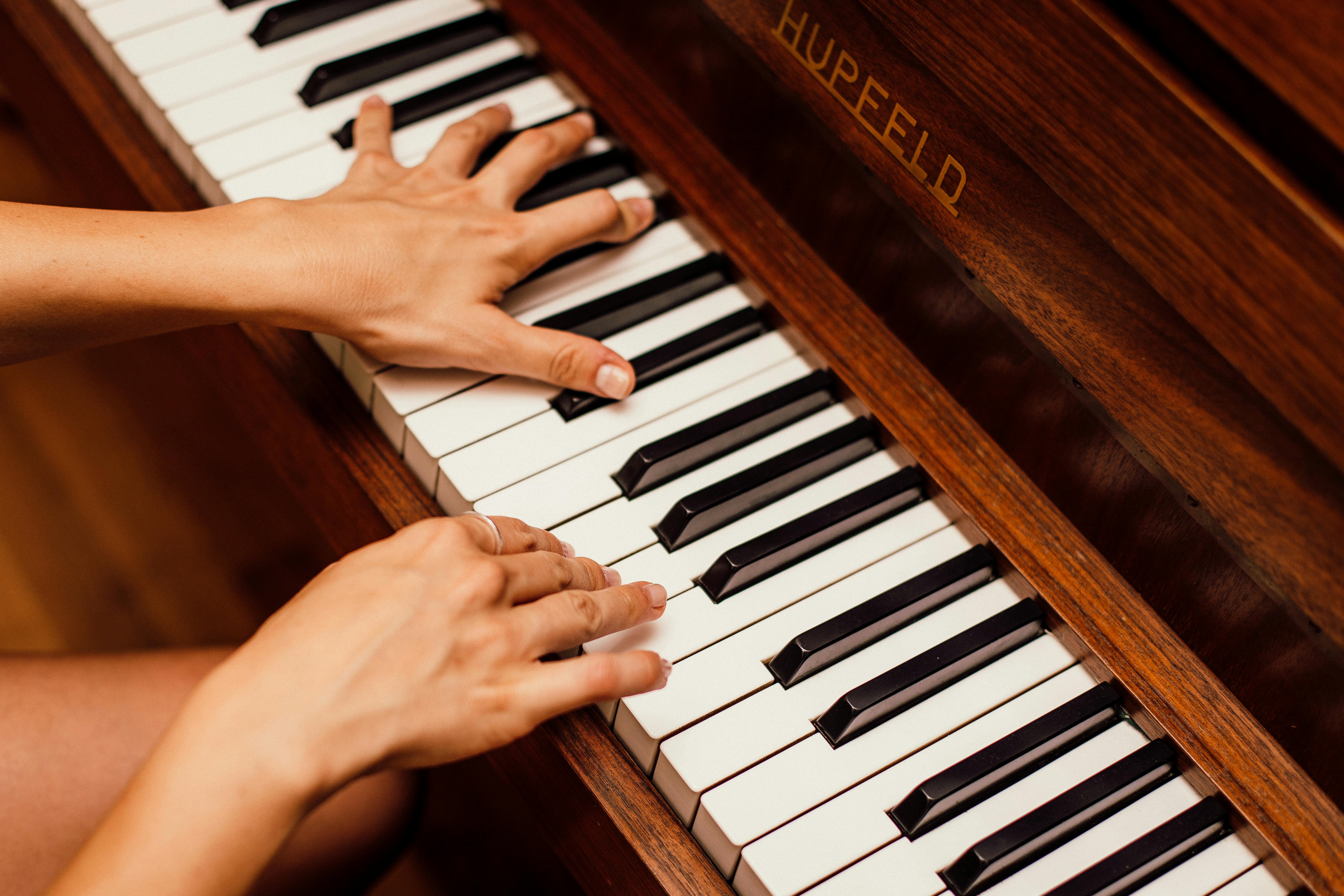 hands playing the piano